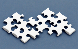 Puzzle mit passendem Teil, symbolisiert strategische Integration von Linkbuilding in erfolgreiche SEO Strategie, Hintergrund mit verbundenen Links.