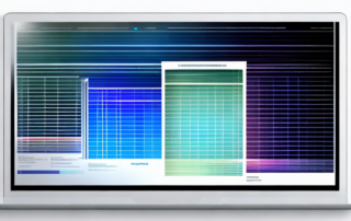 Drei Analytics-Dashboards mit Keyword-Performance, Suchvolumen und Ranking-Trends vor modernem Buero-Hintergrund.