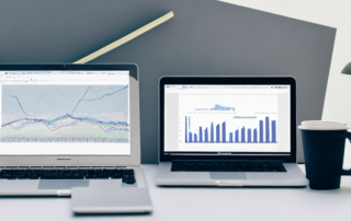 professioneller arbeitsplatz laptop mit analytischen grafiken notizbuch mit seo strategien kaffeetasse produktive seo session